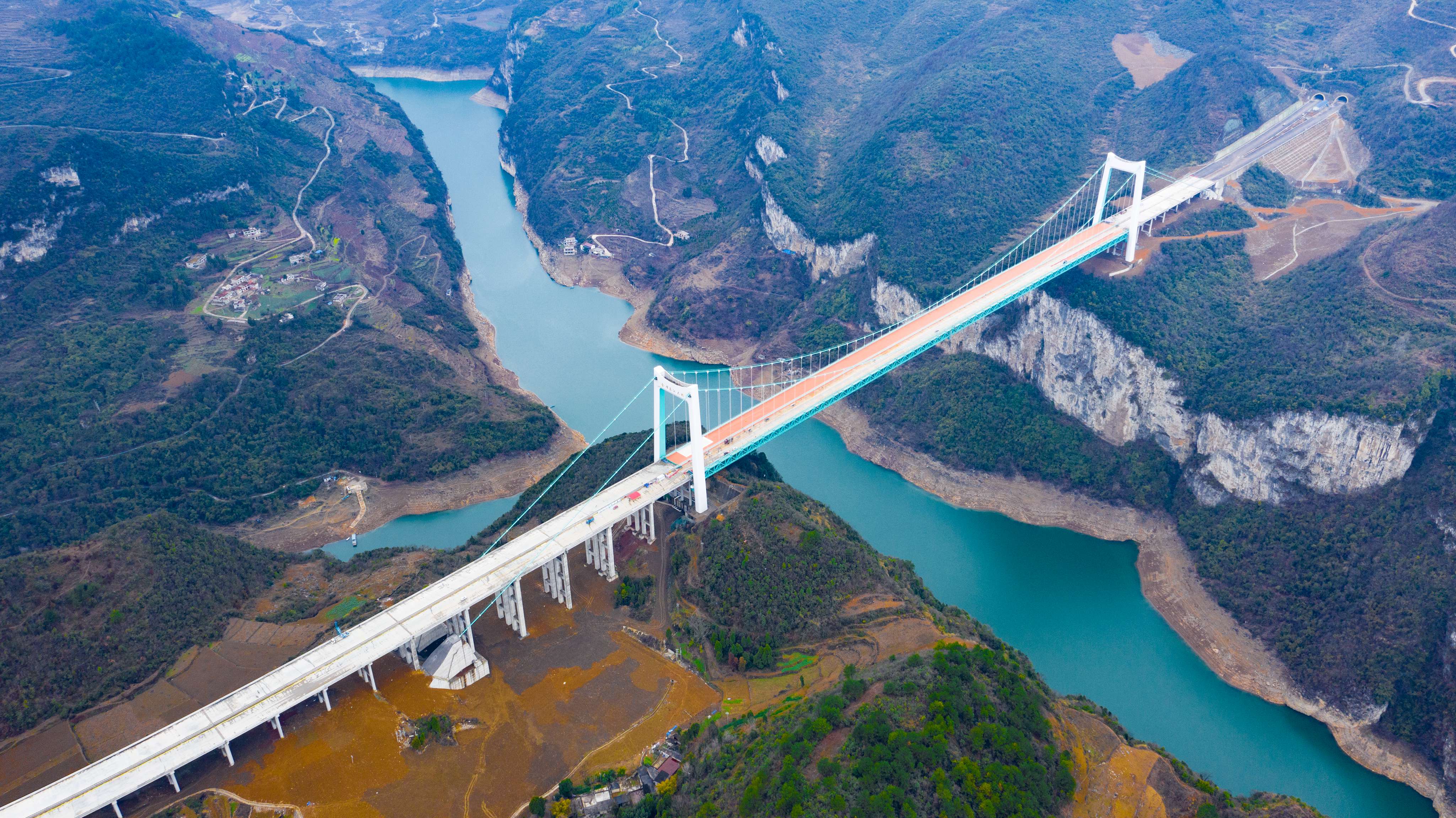 DJI_0765---貴（陽）經(jīng)金（沙）至古（藺）高速公路金烽烏江大橋。貴州日?qǐng)?bào)天眼新聞?dòng)浾? 聞雙攝.JPG