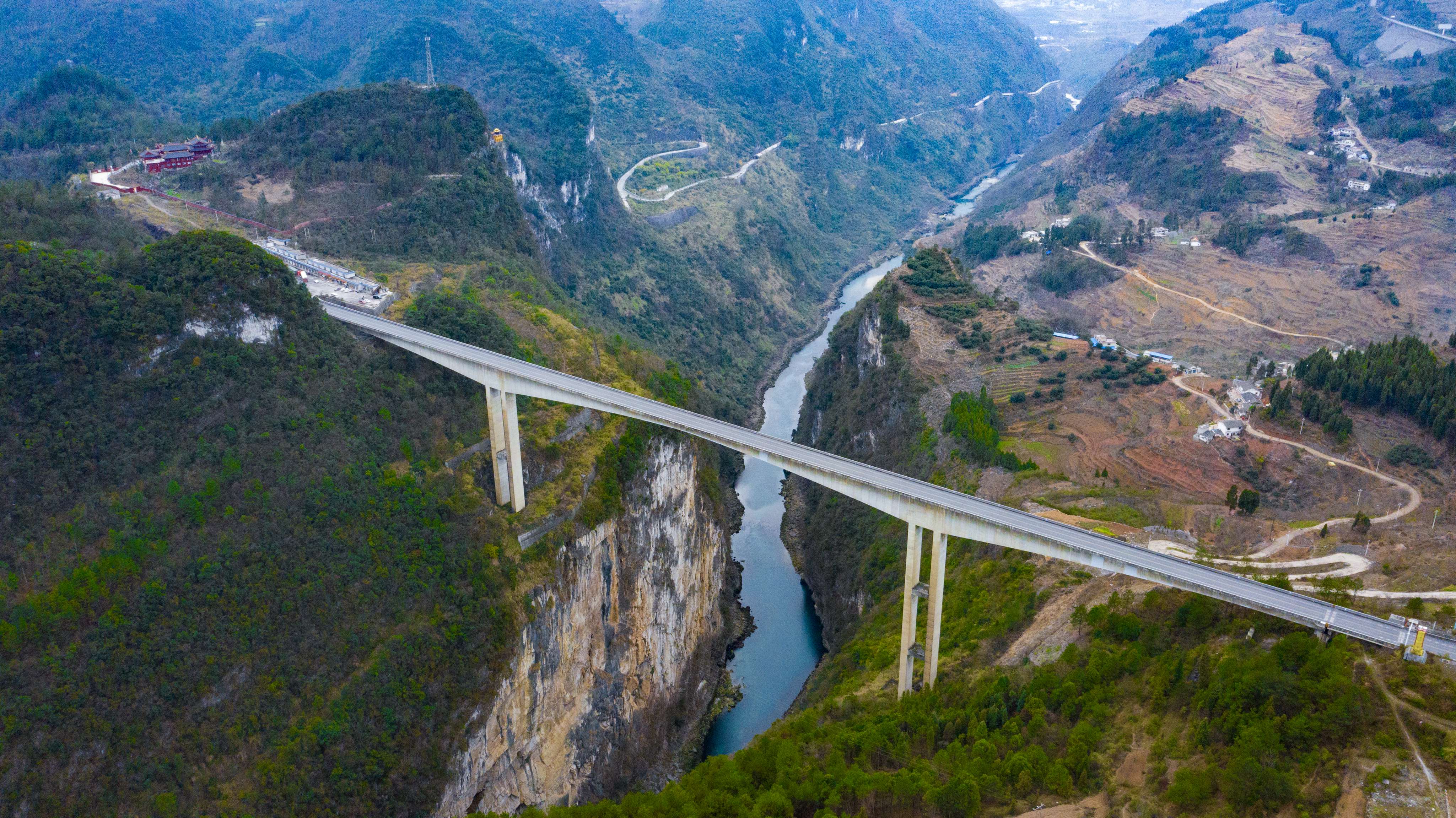 DJI_0818---貴陽至畢節(jié)高等級公路六廣河大橋。貴州日報天眼新聞記者  聞雙攝.JPG