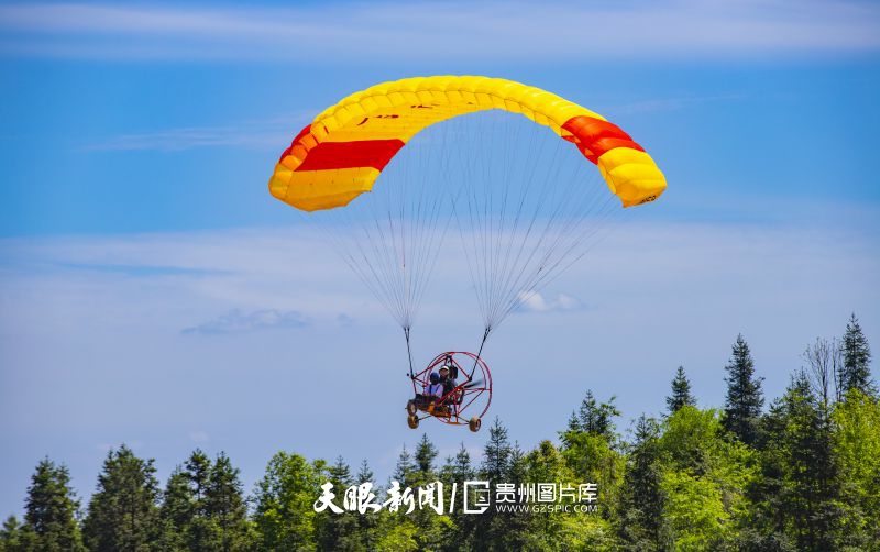 2022年5月3日，游客在貴州省銅仁市萬山區(qū)茶店街道森海汽車公園滑翔傘基地體驗(yàn)滑翔傘飛行運(yùn)動(dòng)。（葉順強(qiáng) 攝） (2).jpg