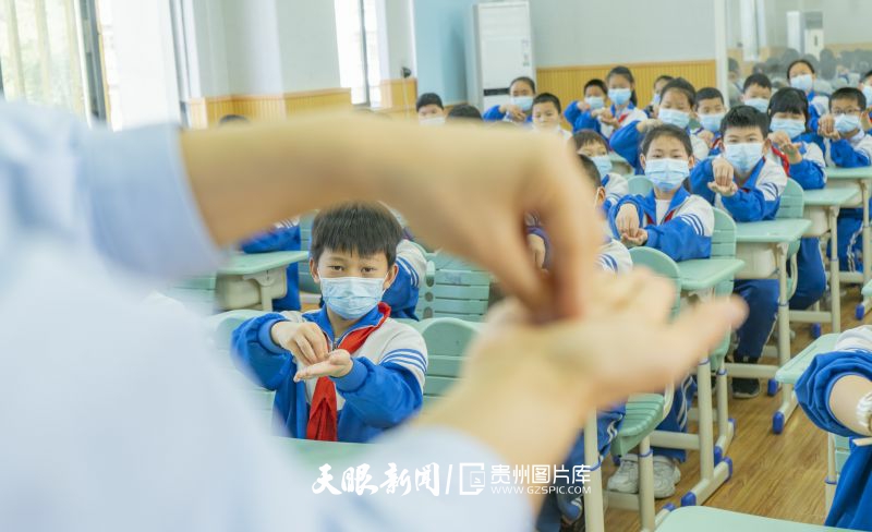 2022年4月7日，貴州省銅仁市萬山區(qū)人民醫(yī)院的醫(yī)務(wù)人員在給銅仁市第二十四小學(xué)的學(xué)生講解正確的洗手方法。（葉順強(qiáng) 攝）.jpg