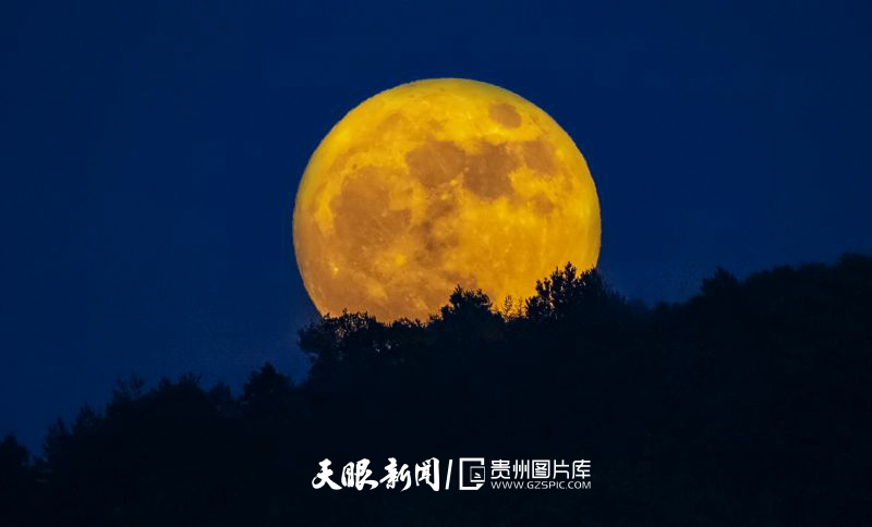 銅仁市萬山區(qū)上空“超級(jí)月亮”景觀。（葉順強(qiáng) 攝） .jpg