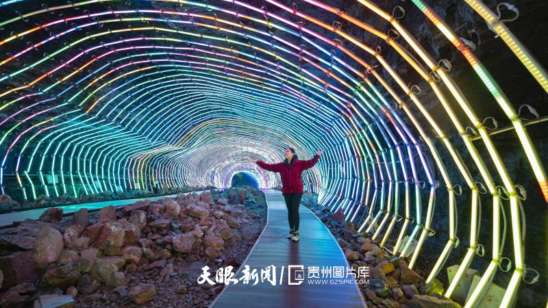 游客在貴州省銅仁市萬山區(qū)國家礦山公園“時(shí)光隧道”礦洞內(nèi)游玩。（葉順強(qiáng) 攝）.jpg