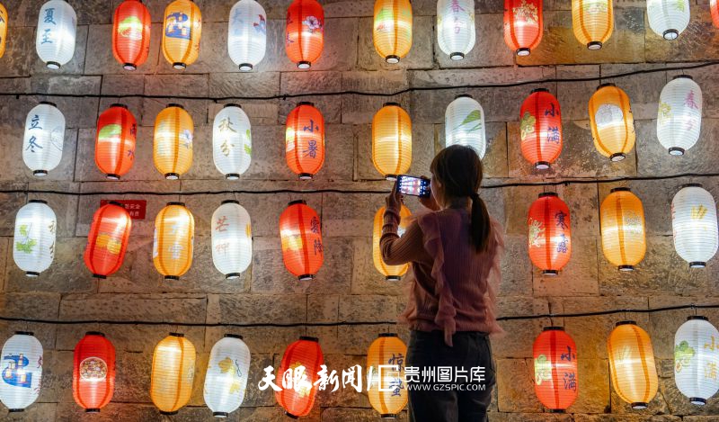 731487-2024年4月8日，游客在貴州省黔西南布依族苗族自治州興義市峰林布依景區(qū)拍照。.jpg