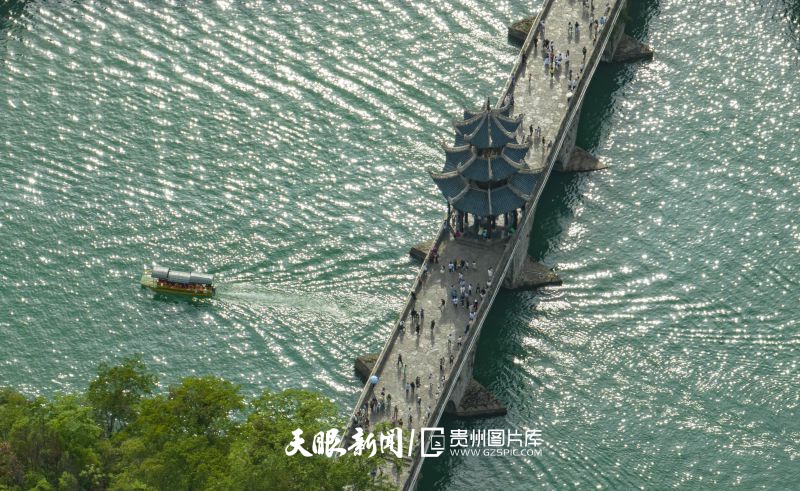 608186-2023年4月30日，游客在貴州省黔東南苗族侗族自治州鎮(zhèn)遠(yuǎn)縣鎮(zhèn)遠(yuǎn)古城坐船游玩。.jpg