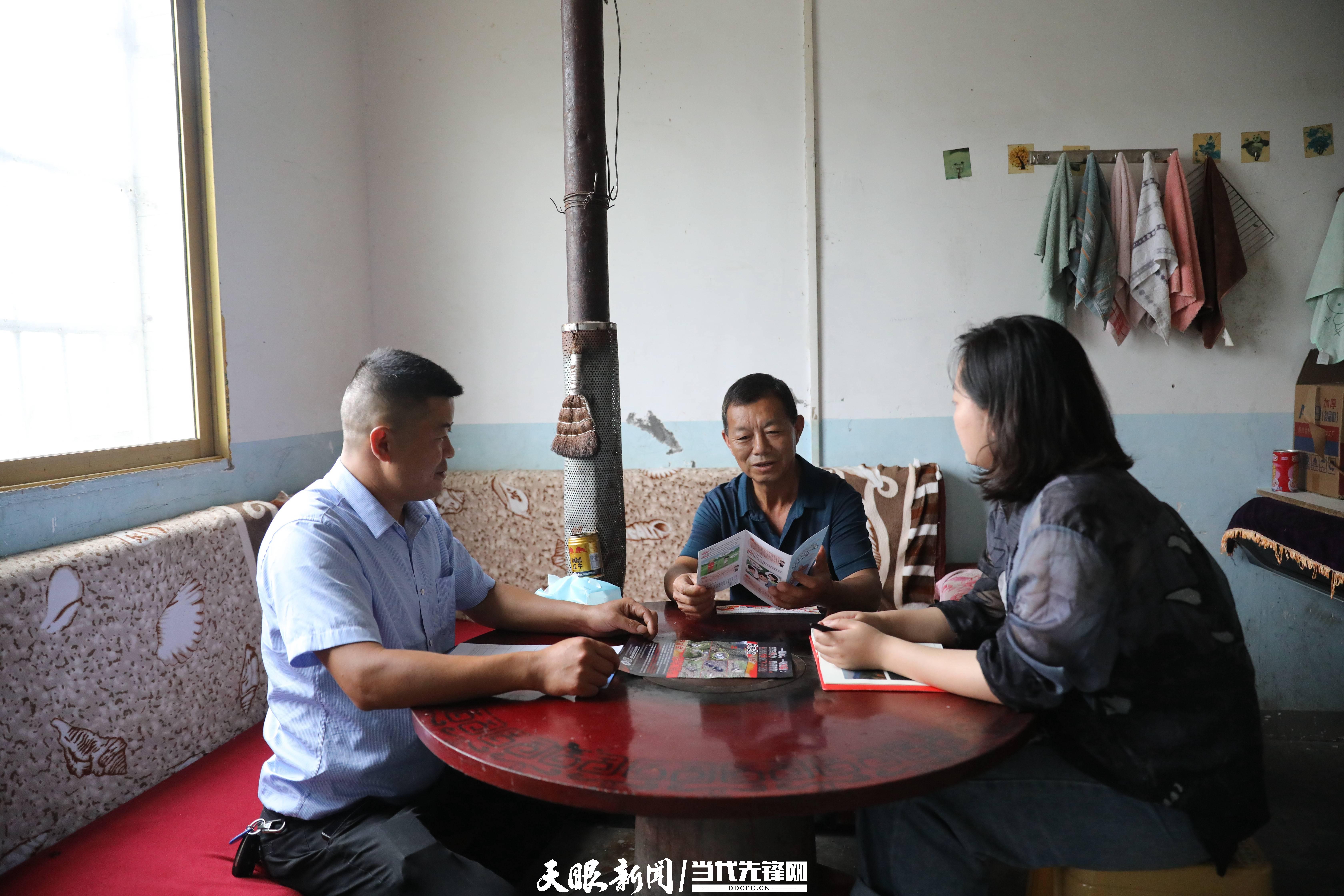 黃楊鎮(zhèn)干部走訪（潘婭攝）.JPG
