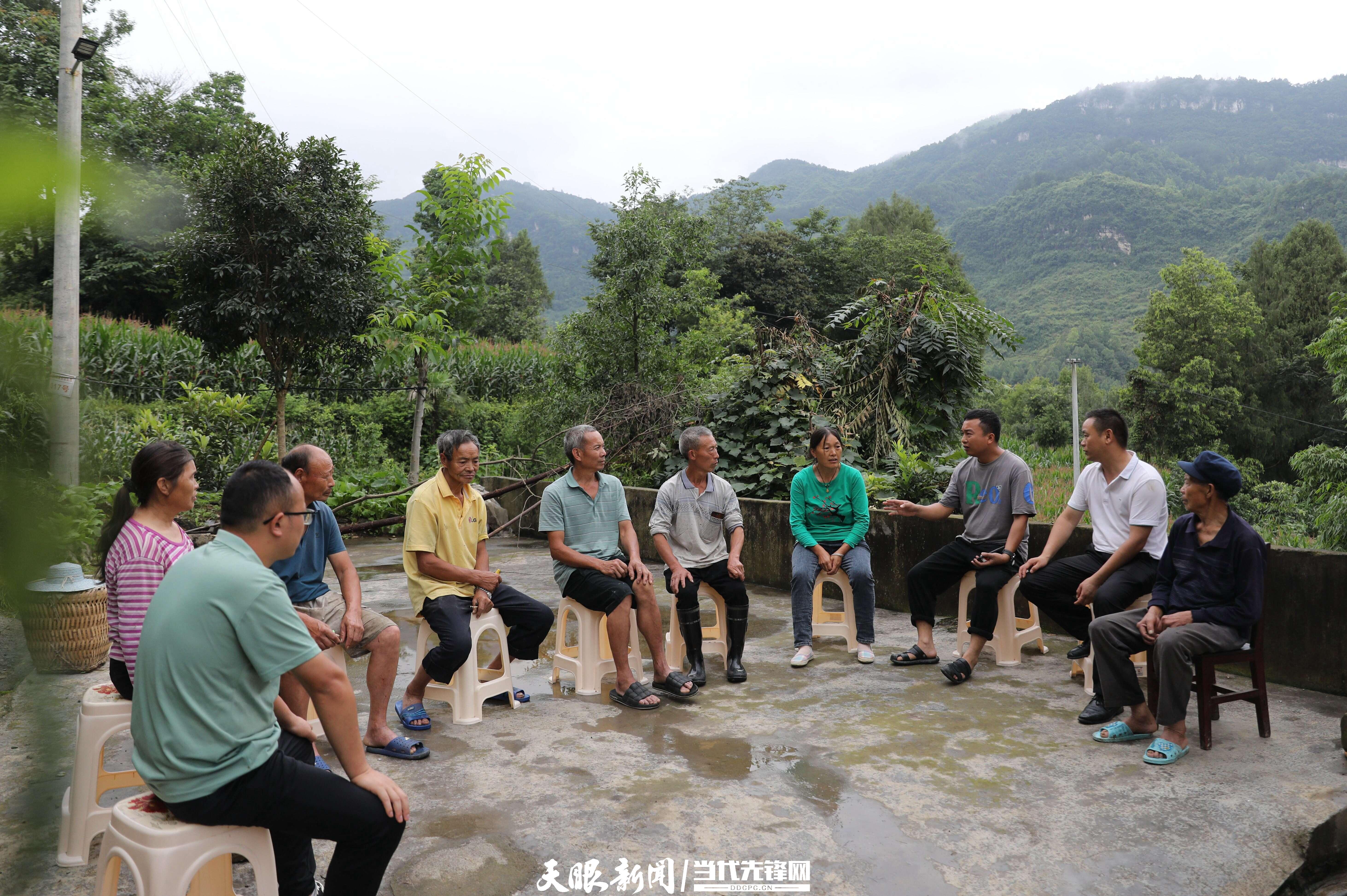 吳昌華（右五）組織群眾召開院壩會(huì)（潘婭攝）.JPG