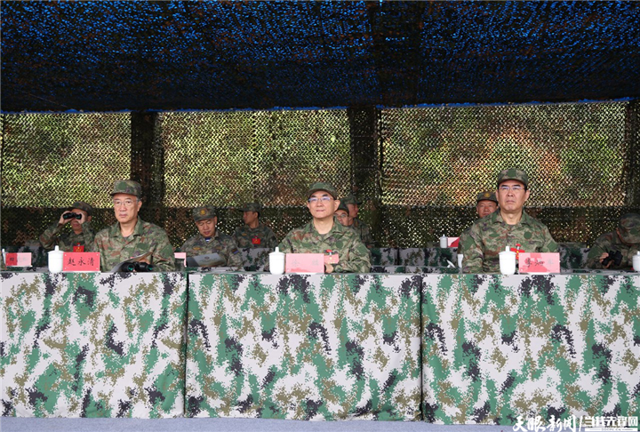 （審定）DPCL8664-2 - ----2024年7月31日，省委書記、省人大常委會(huì)主任、省軍區(qū)黨委第一書記徐麟，省委副書記、省長、省國防動(dòng)員委員會(huì)主任李炳軍，省政協(xié)主席趙永清，省委副書記、省委政法委書記時(shí)光輝等集體參加“八一”軍事日活動(dòng)。圖為省黨政軍領(lǐng)導(dǎo)觀摩應(yīng)急救援、對抗射擊等活動(dòng)。貴州日報(bào)天眼新聞?dòng)浾?杜朋城 攝影.jpg