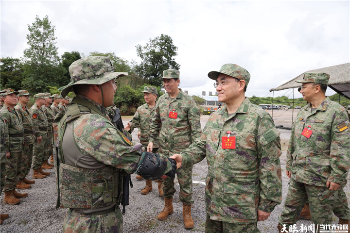 （審定）DPCL8988-2 - ----2024年7月31日，省委書記、省人大常委會(huì)主任、省軍區(qū)黨委第一書記徐麟，省委副書記、省長、省國防動(dòng)員委員會(huì)主任李炳軍，省政協(xié)主席趙永清，省委副書記、省委政法委書記時(shí)光輝等集體參加“八一”軍事日活動(dòng)。圖為徐麟與官兵親切握手。貴州日報(bào)天眼新聞?dòng)浾?杜朋城 攝影.jpg